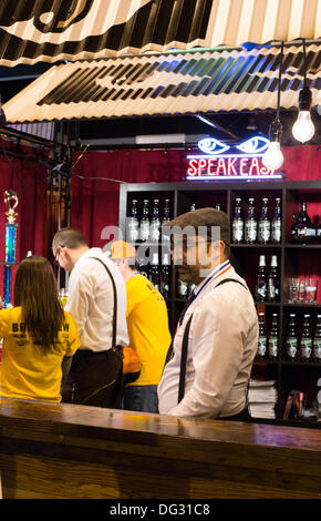 Denver, CO, le 12 octobre 2013. Les représentants de la brasserie Speak Easy préparer pour les participants qui auront leur bière au cours de l'échantillon 2013 Great American Beer Festival. © Ed Endicott/Alamy Live News Banque D'Images