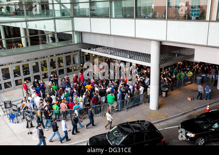 Denver, CO, le 12 octobre 2013. Les participants à l'extérieur de la ligne de Colorado Convention Center avant le 2013 Great American Beer Festival. Environ 49 000 personnes ont assisté à l'événement de trois jours. © Ed Endicott/Alamy Live News Banque D'Images