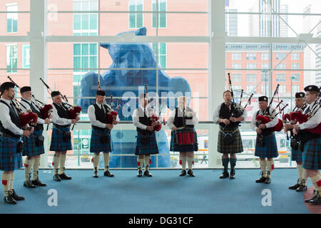 Denver, CO, le 12 octobre 2013. Accueillir les participants de la cornemuse 2013 Great American Beer Festival. Environ 49 000 personnes ont assisté à l'événement de trois jours. © Ed Endicott/Alamy Live News Banque D'Images