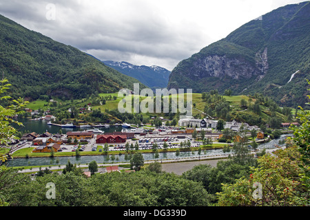 Vue sur le petit village de Norvège Flåm à extrémité sud de l'Aurlandsfjorden dans l'ouest de la Norvège Banque D'Images