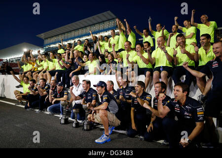 Suzuka, au Japon. 13e Octobre 2013. Sport Automobile : Championnat du Monde de Formule 1 de la FIA 2013, Grand Prix du Japon, # 1 Sebastian Vettel (GER, Infiniti Red Bull Racing), le Dr Helmut Marko (AUT, Infiniti Red Bull Racing), Christian Horner (GBR, Infiniti Red Bull Racing), # 2 Mark Webber (AUS, Infiniti Red Bull Racing), Crédit photo : dpa alliance/Alamy Live News Banque D'Images