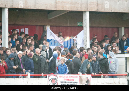 Atherstone, Warwickshire, Royaume-Uni. 12 octobre, 2013. Un groupe de fans à partir de l'extrémité de la route sol Sheepy marcher autour du périmètre de la hauteur et de l'échelle les clôtures pour attaquer le supporters visiteurs (Barrow AFC). Un feu d'artifice a également été lancée en direction de la terrasse de la voiture qui suit. Un drapeau a été volé de la Barrow AFC fans et ensuite mis le feu à l'aide d'un artifice allumé. Atherstone Président Rob Weale a présenté ses excuses pour ce qui s'est produit et a juré de poursuivre les auteurs. Banque D'Images