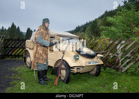 Bob Fleming avec MITRAILLEUSE MG 34 et VW type 82 'Kübelwagen' au 'chemin de fer en temps de guerre' la Volkswagen Kübelwagen, voiture 'Tub', utilisée auparavant principalement pour les wagons-trémies ferroviaires, industriels ou agricoles) Était un véhicule militaire léger conçu par Ferdinand Porsche et construit par Volkswagen pendant la Seconde Guerre mondiale pour être utilisé par l'armée allemande (Wehrmacht et Waffen-SS). Fortement basé sur la Volkswagen Beetle, il a été prototypé comme le type 62, mais a finalement été connu en interne comme le type 82. Banque D'Images