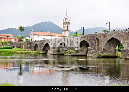 Ponte de Lima,Villas,Grand Pont Romain,marche,Conseil de la rivière détient plus important marché au Portugal,accueil à Verdi, Vino rouge,Marché d'Antiquités Banque D'Images