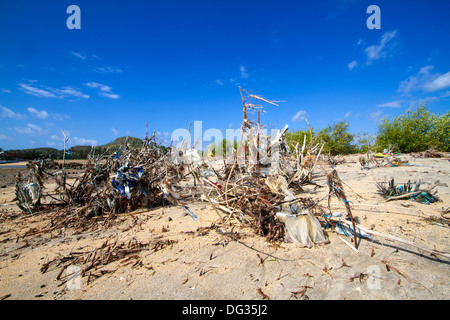 Plage sale sur l'île de Lombok. L'Indonésie. Banque D'Images