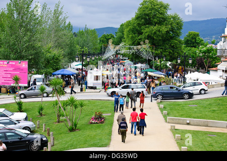 Ponte de Lima,Villas,Grand Pont Romain,marche,Conseil de la rivière détient plus important marché au Portugal,accueil à Verdi, Vino rouge,Marché d'Antiquités Banque D'Images