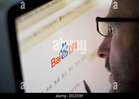 Un homme adulte navigant sur la page d’accueil de Baidu, le moteur de recherche Internet chinois et la plate-forme de services Web, sur un ordinateur de bureau – mettant en évidence l’activité en ligne et l’engagement numérique dans l’écosystème technologique chinois Banque D'Images