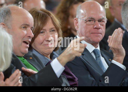 L'auteur dissident biélorusse Svetlana Alexievich et connu pour son documentaire travaille sur la catastrophe nucléaire de Tchernobyl, la guerre soviétique en Afghanistan ou le rôle des femmes dans l'Armée rouge pendant la Seconde Guerre mondiale reçoit les applaudissements de la tête de l'Association des libraires et éditeurs allemands Gottfried Honnefelder (L) et le président du Bundestag Norbert Lammert (CDU) à l'attribution du Prix de la paix le commerce allemand du livre dans l'église St Paul de Francfort/Main, Allemagne, 13 octobre 2013. Photo : ARNE DEDERT Banque D'Images