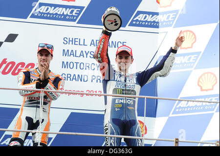 Sepang, en Malaisie. 13 octobre 2013. Jorge Lorenzo (Yamaha Factory Racing) au cours de la cérémonie du podium à Sepang Circuit Crédit : Gaetano Piazzolla/Alamy Live News Banque D'Images