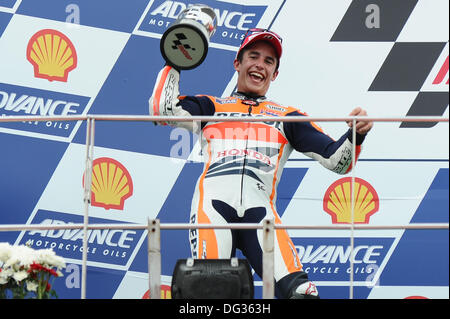 Sepang, en Malaisie. 13 octobre 2013. Marc Márquez (Repsol Honda Team) lors de la cérémonie du podium à Sepang Circuit Crédit : Gaetano Piazzolla/Alamy Live News Banque D'Images