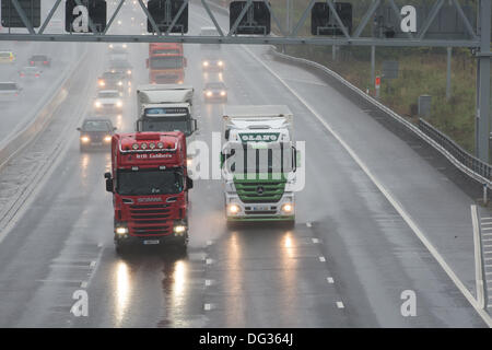 13 octobre 2013. M25 l'Essex. Forte pluie entraîne des conditions de conduite dangereuses pour le trafic passant par l'Essex sur le M25. L'eau de surface et de pulvérisation pour réduire la visibilité rend difficile la conduite. Banque D'Images