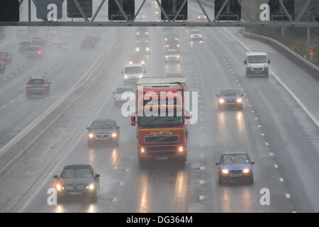 13 octobre 2013. M25 l'Essex. Forte pluie entraîne des conditions de conduite dangereuses pour le trafic passant par l'Essex sur le M25. L'eau de surface et de pulvérisation pour réduire la visibilité rend difficile la conduite. Banque D'Images