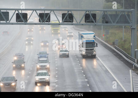 13 octobre 2013. M25 l'Essex. Forte pluie entraîne des conditions de conduite dangereuses pour le trafic passant par l'Essex sur le M25. L'eau de surface et de pulvérisation pour réduire la visibilité rend difficile la conduite. Banque D'Images