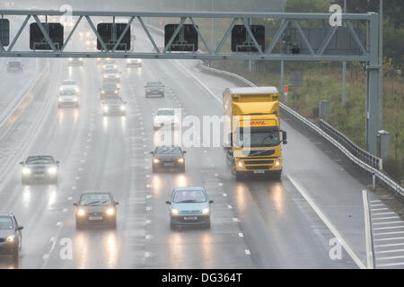 13 octobre 2013. M25 l'Essex. Forte pluie entraîne des conditions de conduite dangereuses pour le trafic passant par l'Essex sur le M25. L'eau de surface et de pulvérisation pour réduire la visibilité rend difficile la conduite. Banque D'Images