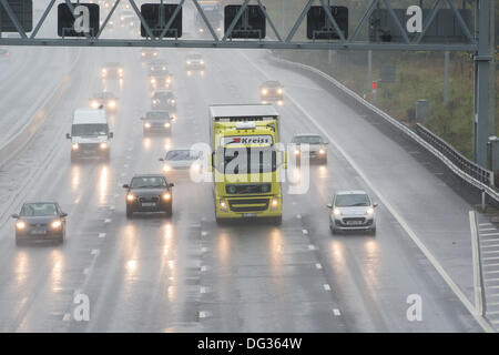 13 octobre 2013. M25 l'Essex. Forte pluie entraîne des conditions de conduite dangereuses pour le trafic passant par l'Essex sur le M25. L'eau de surface et de pulvérisation pour réduire la visibilité rend difficile la conduite. Banque D'Images