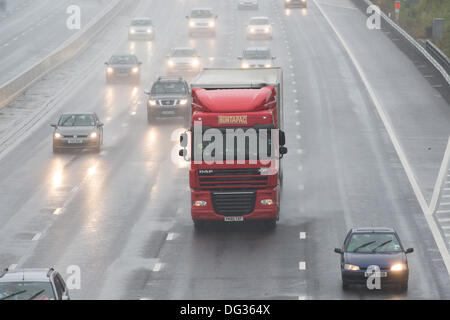 13 octobre 2013. M25 l'Essex. Forte pluie entraîne des conditions de conduite dangereuses pour le trafic passant par l'Essex sur le M25. L'eau de surface et de pulvérisation pour réduire la visibilité rend difficile la conduite. Banque D'Images