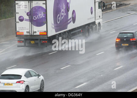 13 octobre 2013. M25 l'Essex. Forte pluie entraîne des conditions de conduite dangereuses pour le trafic passant par l'Essex sur le M25. L'eau de surface et de pulvérisation pour réduire la visibilité rend difficile la conduite. Banque D'Images