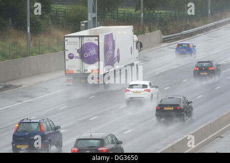 13 octobre 2013. M25 l'Essex. Forte pluie entraîne des conditions de conduite dangereuses pour le trafic passant par l'Essex sur le M25. L'eau de surface et de pulvérisation pour réduire la visibilité rend difficile la conduite. Banque D'Images