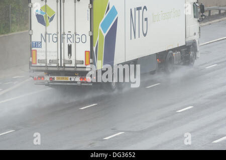 13 octobre 2013. M25 l'Essex. Forte pluie entraîne des conditions de conduite dangereuses pour le trafic passant par l'Essex sur le M25. L'eau de surface et de pulvérisation pour réduire la visibilité rend difficile la conduite. Banque D'Images