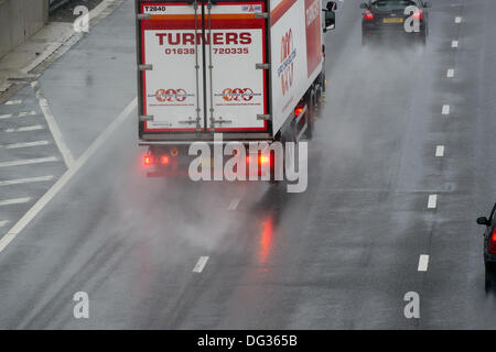 13 octobre 2013. M25 l'Essex. Forte pluie entraîne des conditions de conduite dangereuses pour le trafic passant par l'Essex sur le M25. L'eau de surface et de pulvérisation pour réduire la visibilité rend difficile la conduite. Banque D'Images