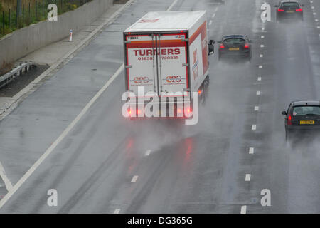 13 octobre 2013. M25 l'Essex. Forte pluie entraîne des conditions de conduite dangereuses pour le trafic passant par l'Essex sur le M25. L'eau de surface et de pulvérisation pour réduire la visibilité rend difficile la conduite. Banque D'Images