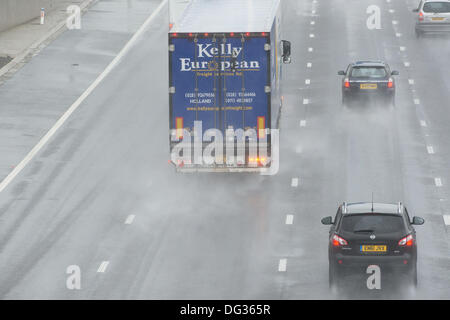 13 octobre 2013. M25 l'Essex. Forte pluie entraîne des conditions de conduite dangereuses pour le trafic passant par l'Essex sur le M25. L'eau de surface et de pulvérisation pour réduire la visibilité rend difficile la conduite. Banque D'Images