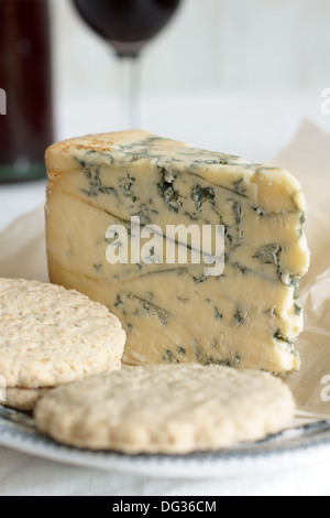 Sur le fromage stilton de papier parchemin avec des biscuits d'avoine. Selective focus sur les nervures Banque D'Images