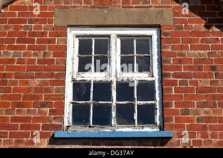 Un vieux châssis de fenêtre en bois avec de la peinture. Banque D'Images