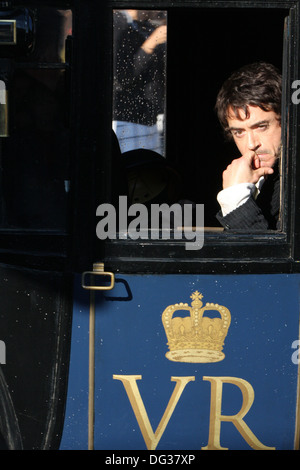 Robert Downey Jr., Sherlock Holmes London, dans un chariot de la police de l'époque victorienne Banque D'Images