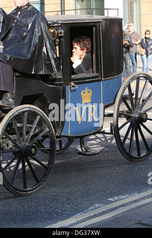 Robert Downey Jr., Sherlock Holmes London, dans un chariot de la police de l'époque victorienne Banque D'Images