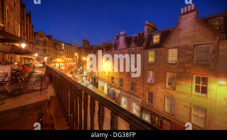 Victoria Street Edinburgh City Scotland UK au crépuscule Photo de nuit Banque D'Images