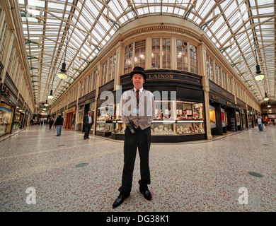 L'homme sécurité Concierge à Argyll Arcade Glasgow victorien shopping mall , Ecosse, Royaume-Uni Banque D'Images