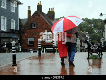 Un couple en train de marcher sous un parapluie par une pluie battante à Lewes aujourd'hui. Banque D'Images