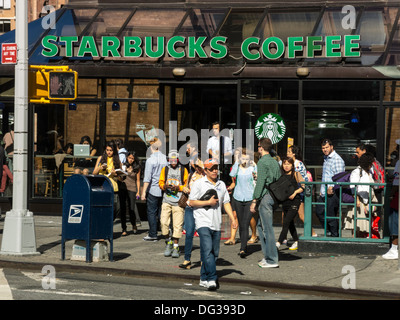 Café Starbucks à la devanture, Astor Place NYC Banque D'Images