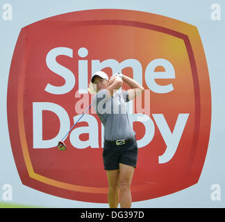 Kuala Lumpur, Malaisie. 13 Oct, 2013. Suzann Pettersen de Norvège avec son coup de départ sur la 9e trou lors de la ronde finale de la Sime Darby LPGA Kuala Lumpur Golf and Country Club. Credit : Action Plus Sport/Alamy Live News Banque D'Images