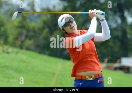 Kuala Lumpur, Malaisie. 13 Oct, 2013. Eun Hee Ji de Corée du Sud joue son second coup sur le 9e trou lors de la ronde finale de la Sime Darby LPGA Kuala Lumpur Golf and Country Club. Credit : Action Plus Sport/Alamy Live News Banque D'Images