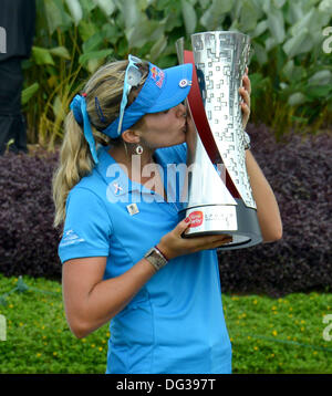 Kuala Lumpur, Malaisie. 13 Oct, 2013. Lexi Thompson, de l'USA, l'embrasse trophée remporté lors de la dernière ronde de Sime Darby LPGA la Kuala Lumpur Golf and Country Club. Credit : Action Plus Sport/Alamy Live News Banque D'Images