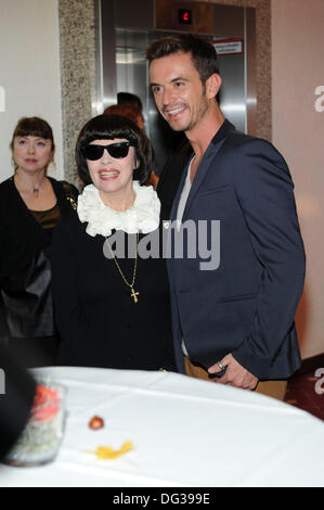 Erfurt, Allemagne. 12e Octobre 2013. La chanteuse française Mireille Mathieu pose avec Florian Silbereisen hôte de la télévision allemande à Erfurt, en Allemagne centrale, le 12 octobre 2013. Banque D'Images