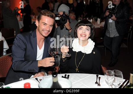 Erfurt, Allemagne. 12e Octobre 2013. La chanteuse française Mireille Mathieu pose avec Florian Silbereisen hôte de la télévision allemande à Erfurt, en Allemagne centrale, le 12 octobre 2013. Banque D'Images