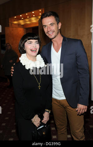 Erfurt, Allemagne. 12e Octobre 2013. La chanteuse française Mireille Mathieu pose avec Florian Silbereisen hôte de la télévision allemande à Erfurt, en Allemagne centrale, le 12 octobre 2013. Banque D'Images