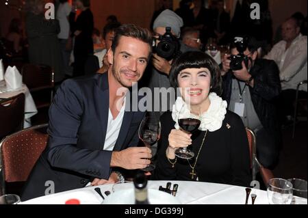 Erfurt, Allemagne. 12e Octobre 2013. La chanteuse française Mireille Mathieu pose avec Florian Silbereisen hôte de la télévision allemande à Erfurt, en Allemagne centrale, le 12 octobre 2013. Banque D'Images