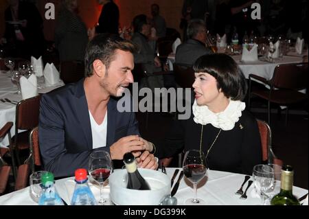 Erfurt, Allemagne. 12e Octobre 2013. La chanteuse française Mireille Mathieu pose avec Florian Silbereisen hôte de la télévision allemande à Erfurt, en Allemagne centrale, le 12 octobre 2013. Banque D'Images