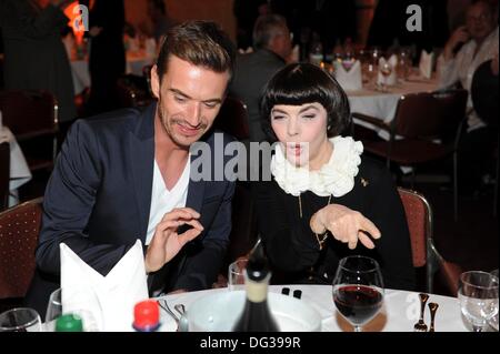 Erfurt, Allemagne. 12e Octobre 2013. La chanteuse française Mireille Mathieu pose avec Florian Silbereisen hôte de la télévision allemande à Erfurt, en Allemagne centrale, le 12 octobre 2013. Banque D'Images