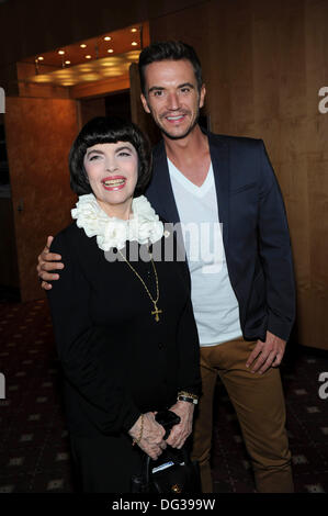 Erfurt, Allemagne. 12e Octobre 2013. La chanteuse française Mireille Mathieu pose avec Florian Silbereisen hôte de la télévision allemande à Erfurt, en Allemagne centrale, le 12 octobre 2013. Banque D'Images