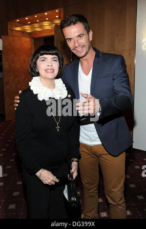 Erfurt, Allemagne. 12e Octobre 2013. La chanteuse française Mireille Mathieu pose avec Florian Silbereisen hôte de la télévision allemande à Erfurt, en Allemagne centrale, le 12 octobre 2013. Banque D'Images