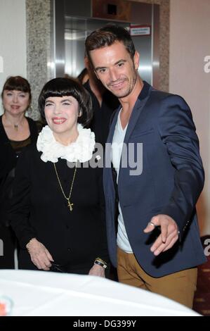 Erfurt, Allemagne. 12e Octobre 2013. La chanteuse française Mireille Mathieu pose avec Florian Silbereisen hôte de la télévision allemande à Erfurt, en Allemagne centrale, le 12 octobre 2013. Banque D'Images