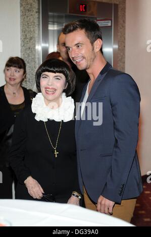 Erfurt, Allemagne. 12e Octobre 2013. La chanteuse française Mireille Mathieu pose avec Florian Silbereisen hôte de la télévision allemande à Erfurt, en Allemagne centrale, le 12 octobre 2013. Banque D'Images