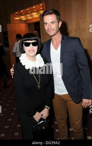 Erfurt, Allemagne. 12e Octobre 2013. La chanteuse française Mireille Mathieu pose avec Florian Silbereisen hôte de la télévision allemande à Erfurt, en Allemagne centrale, le 12 octobre 2013. Banque D'Images