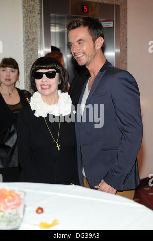 Erfurt, Allemagne. 12e Octobre 2013. La chanteuse française Mireille Mathieu pose avec Florian Silbereisen hôte de la télévision allemande à Erfurt, en Allemagne centrale, le 12 octobre 2013. Banque D'Images