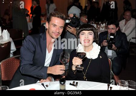 Erfurt, Allemagne. 12e Octobre 2013. La chanteuse française Mireille Mathieu pose avec Florian Silbereisen hôte de la télévision allemande à Erfurt, en Allemagne centrale, le 12 octobre 2013. Banque D'Images